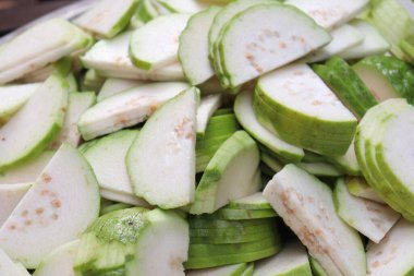 Taze, lezzetli ve sağlıklı dilimlenmiş guava stoku satışta.