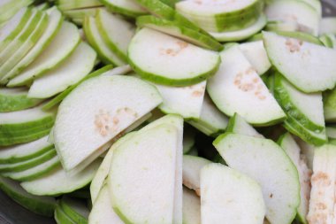 Taze, lezzetli ve sağlıklı dilimlenmiş guava stoku satışta.