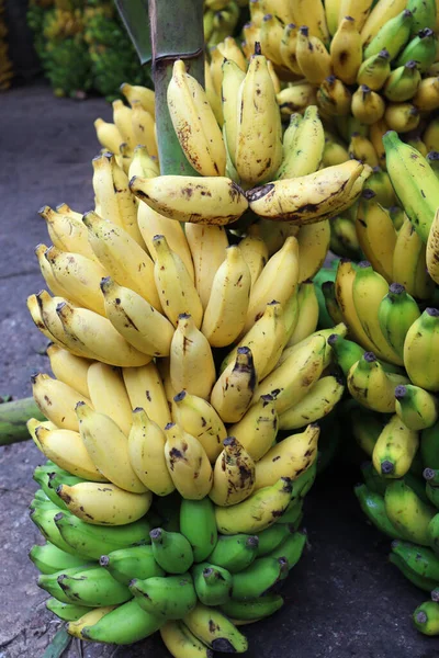 Smaczny Zdrowy Dojrzały Banan Pęczek Akcji Sprzedaż — Zdjęcie stockowe