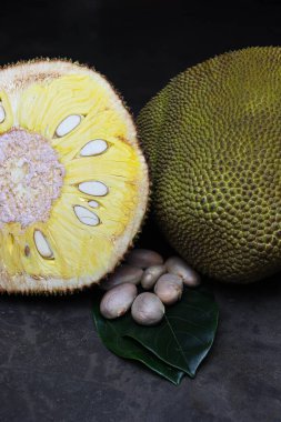 Lezzetli ve sağlıklı meyveler, yemek için tohum ve yaprak.