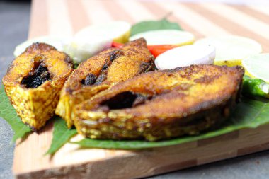 Lezzetli ve kızarmış Hilsa balığı yemek için mutfakta.