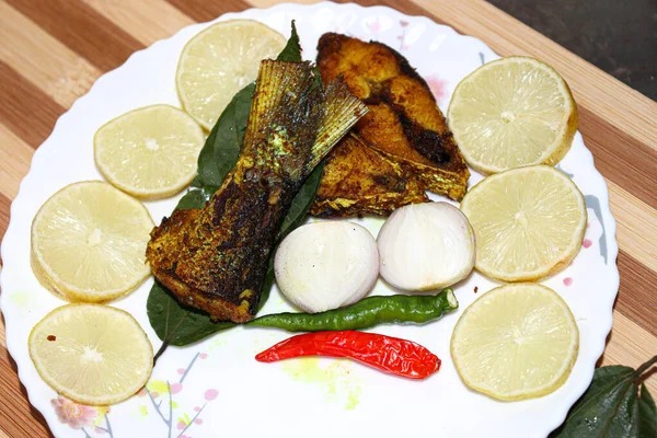 Lezzetli Kızarmış Hilsa Balığı Yemek Için Mutfakta — Stok fotoğraf