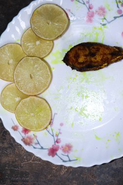 Lezzetli ve kızarmış Hilsa balığı yemek için mutfakta.