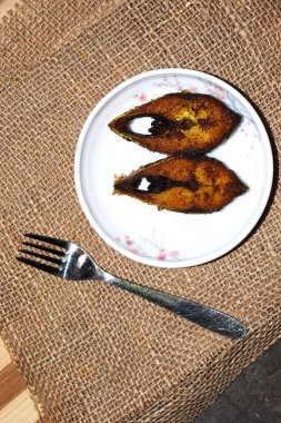 Lezzetli ve kızarmış Hilsa balığı yemek için mutfakta.