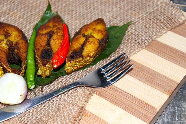 Savoureux Frit Hilsa Poisson Sur Cuisine Pour Manger — Photo