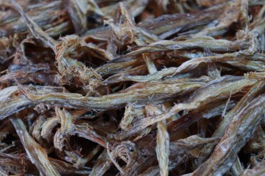 Kurutulmuş ve tuzlanmış balık stokları satışta