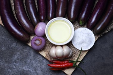 Taze ve sağlıklı brinjal stoku ve yemek pişirmek için baharat