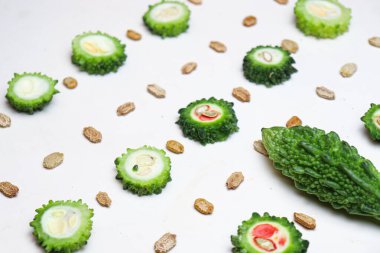 Pişirmek için tohumlu olgun acı kavun