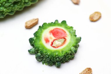 Pişirmek için tohumlu olgun acı kavun