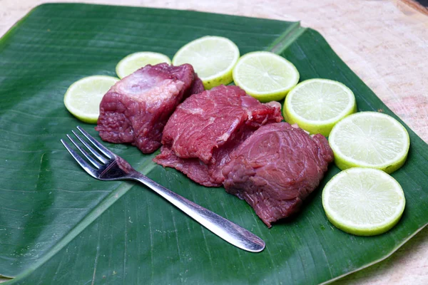 Fresh Tasty Cow Beef Sliced Lemon Spoon Banana Leaf — Foto de Stock