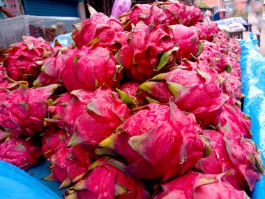 Lezzetli ve sağlıklı ejderha meyveleri satışta.