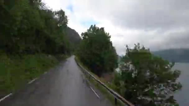 Norveç kırsalında dar bir yolda bir gezinti — Stok video