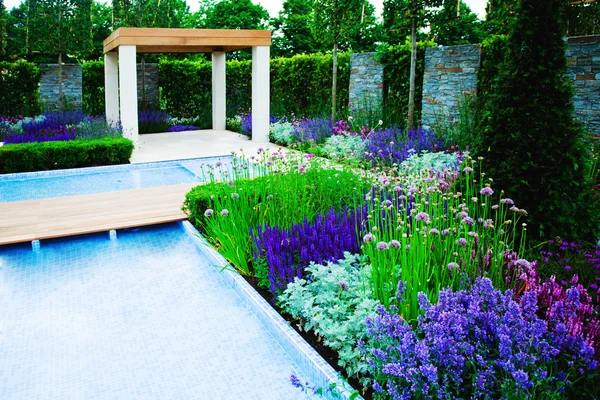 Garden with a pool — Stock Photo, Image