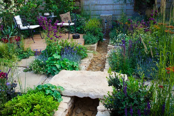 Zona relax in un giardino — Foto Stock