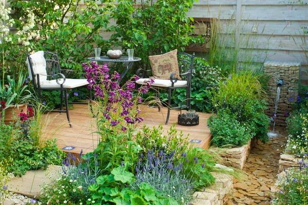 Área de relaxamento em um jardim — Fotografia de Stock