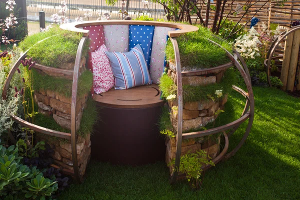 Zona relax in un giardino — Foto Stock