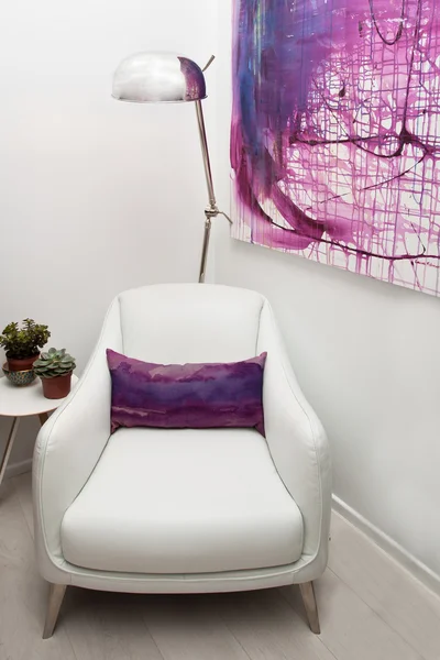 Εσωτερικό με ένα λευκό πολυθρόνα και ένα φωτιστικό δαπέδου — Stock fotografie