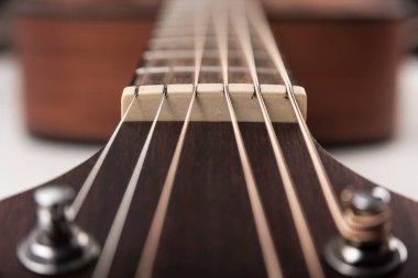 Geleneksel maun akustik gitar