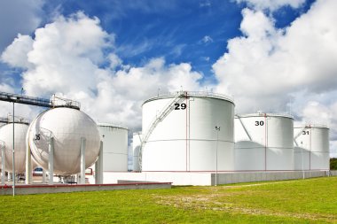 petrol rafinerisi tankları