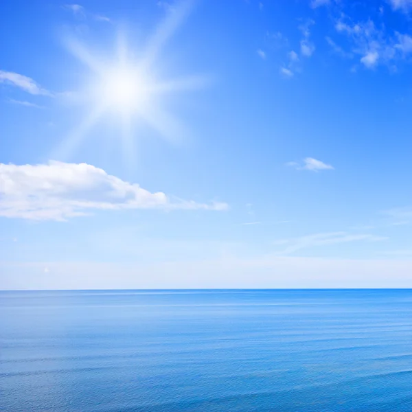 Mavi gökyüzü ve okyanus — Stok fotoğraf