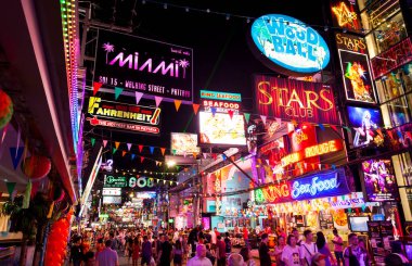 Pattaya 'daki Walking Street' te gece kulüpleri ve go-go barları olan ana turistik yol, Tayland 2021