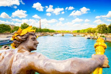 Seine nehri ve Paris manzaralı gökyüzü, Fransa