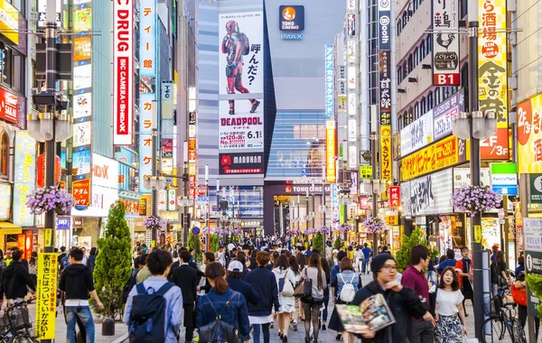 Tokyo Japon Avril 2021 Rue Animée Soir Dans District Shinjuku — Photo