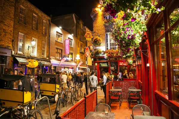 Dublin, İrlanda - 5 Mayıs 2022 Tapınak bar bölgesinde gece hayatı