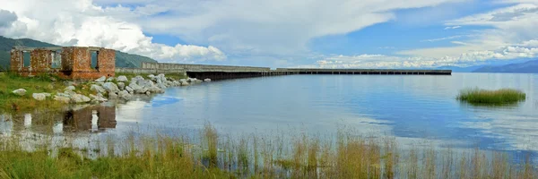 Pier op het meer — Stockfoto