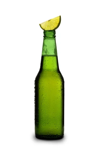 Cerveja com limão . — Fotografia de Stock