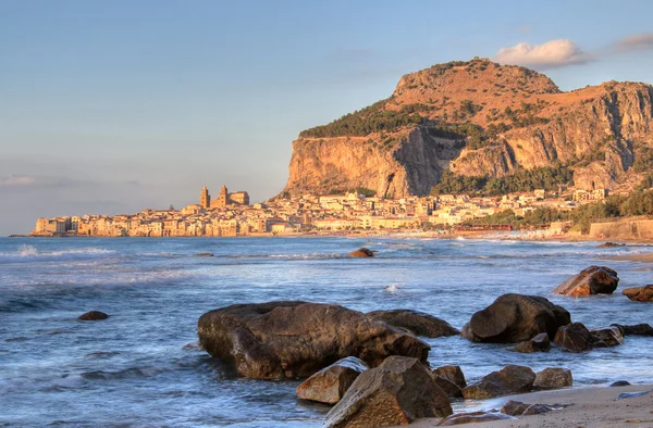 Cefalu rock and historical town — Stock Photo, Image