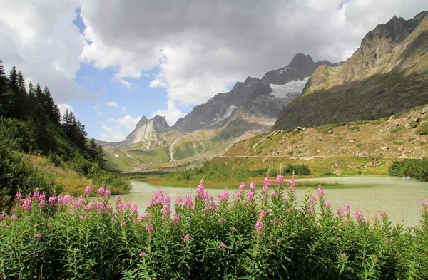 Combal lake met col de la seine — Stockfoto