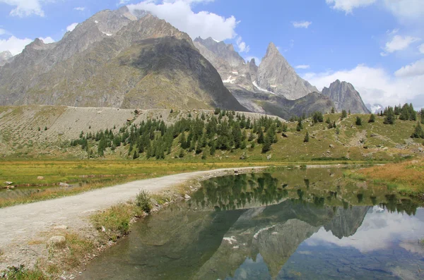 Combal lake and Aiguille noire — Stock Photo, Image