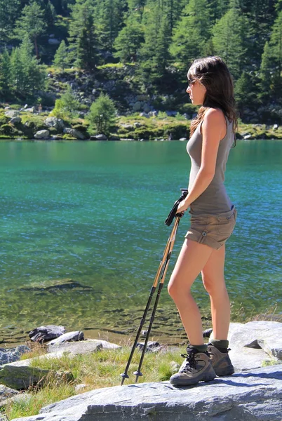 Caminhada menina descansa no lago Arpy — Fotografia de Stock