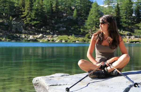 Hiker girl and green lake — Stock Photo, Image