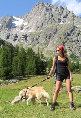 Kız köpeğiyle poz hiking