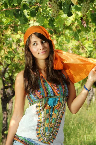 Schöne Mädchen gekleidet Zigeuner-Stil in einem Weinberg — Stockfoto