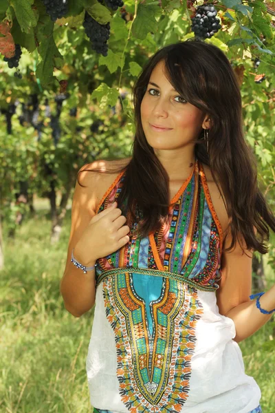 Beautiful young girl posing in a vineyard — Stock Photo, Image