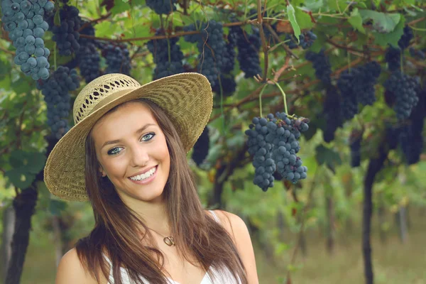 Смолящие голубыми глазами девушка и виноград — стоковое фото