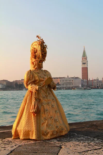 Máscara veneziana e Torre de San Marco — Fotografia de Stock