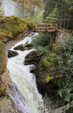 büyük şelale üzerinde ahşap köprü