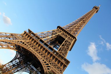 Eyfel Kulesi'nin çapraz görünüm