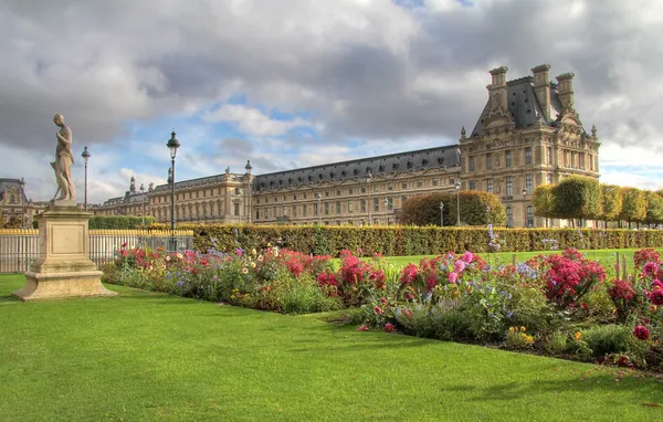 Jardines de las Tullerías en París, Museo del Louvre — Foto de Stock