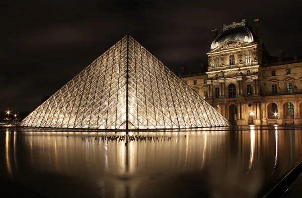 Upplysta glas pyramid och Louvren palace — Stockfoto