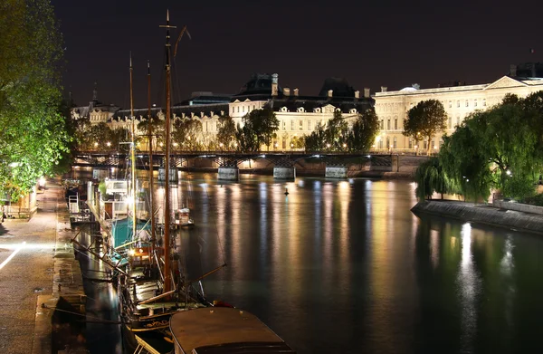 Seine river and Louvre illuminated — Stock Photo, Image