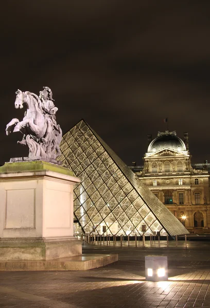 Louvre tér látképe szobrot Louis XIV. — Stock Fotó