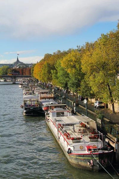 Floden Seine och vackra båtar — Stockfoto