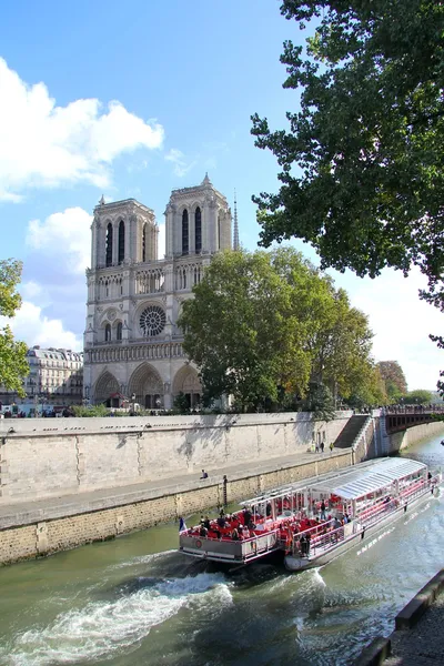 Notre dame ve seine tekne — Stok fotoğraf