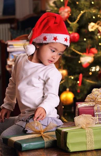 Beautful little child with xmas gifts — Stock Photo, Image