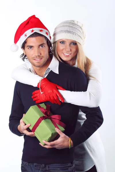 Sonriente navidad pareja abrazado — Foto de Stock